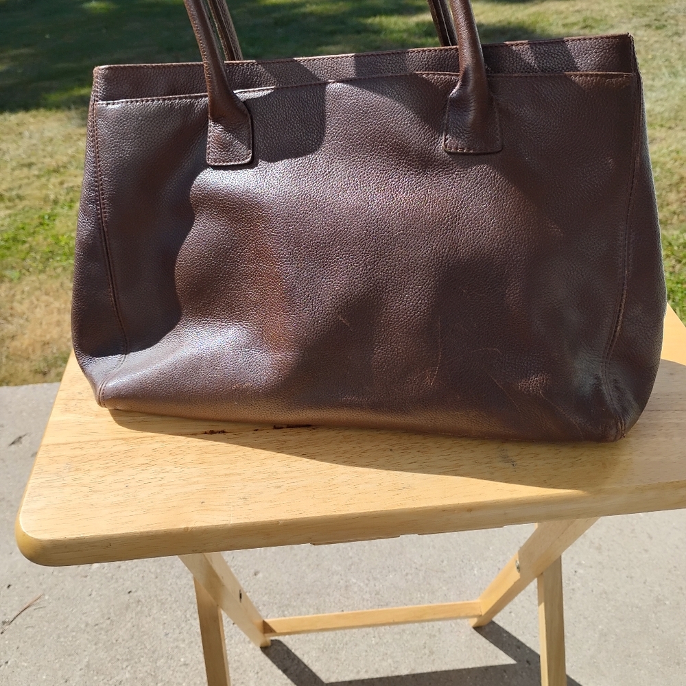 CHANEL Gold Leather Tote with Classic Elegance - Picture 7 of 10